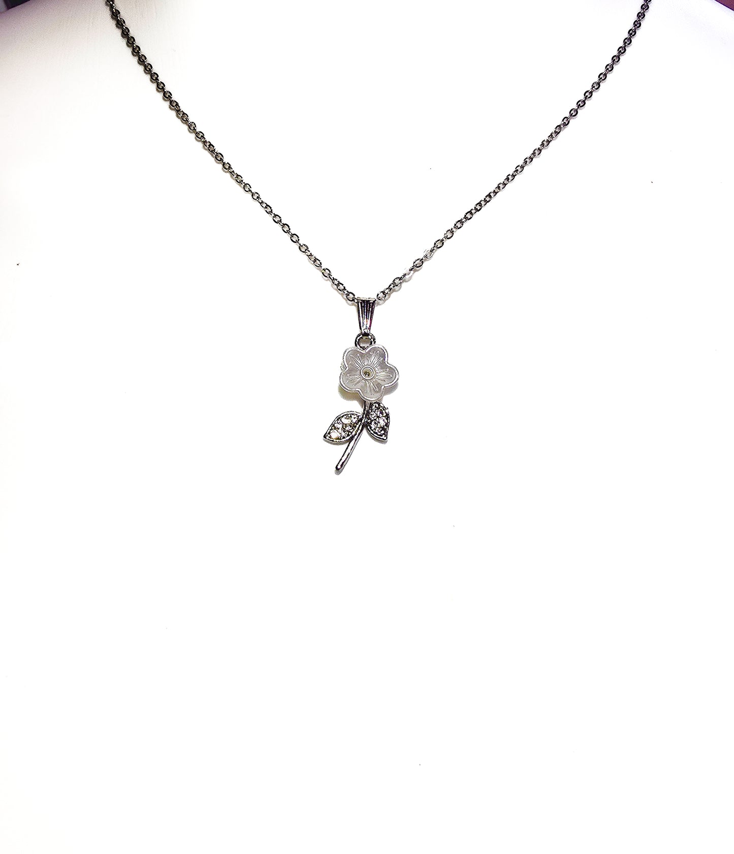 Silver-toned neckles with floral flower pendant-