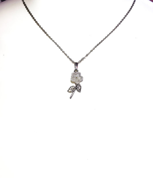 Silver-toned neckles with floral flower pendant-