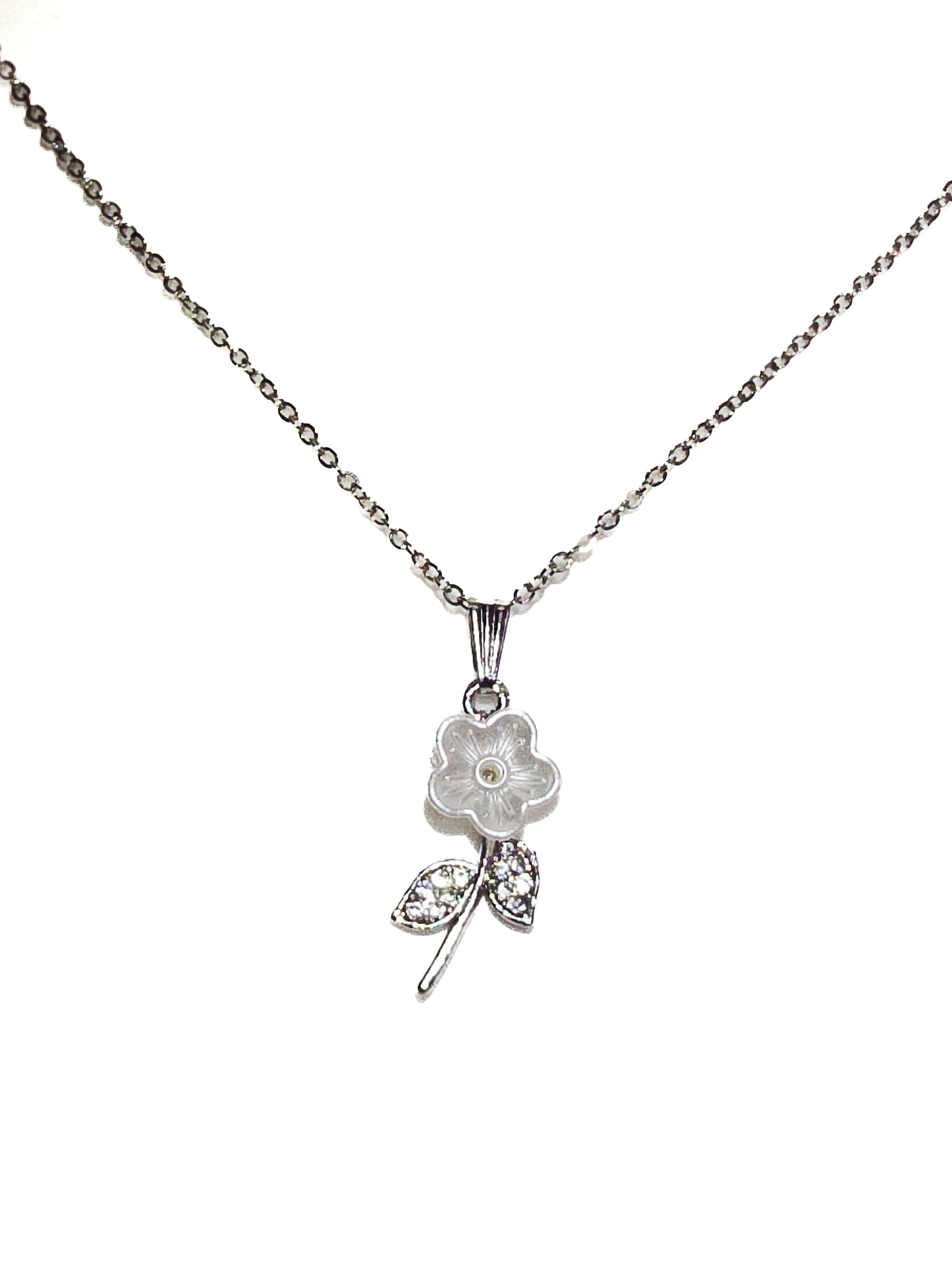 Silver-toned neckles with floral flower pendant-